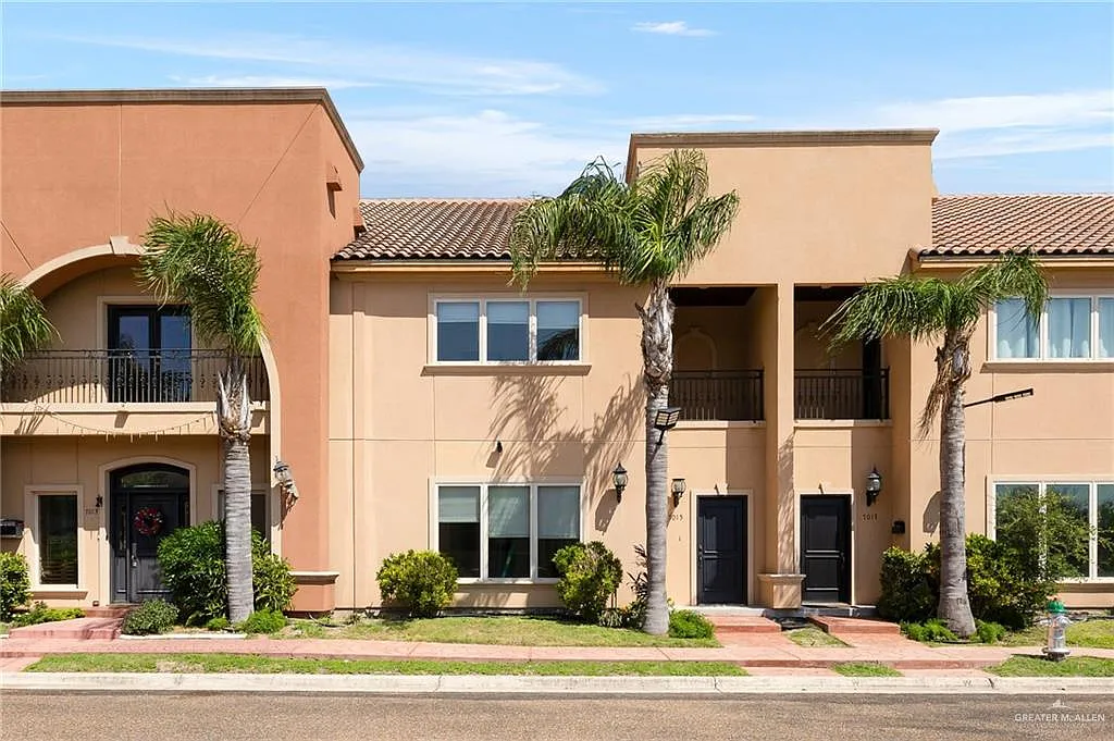 3 bed, 2.5 bath, 1760 sqft, $1,900 — Photo 1