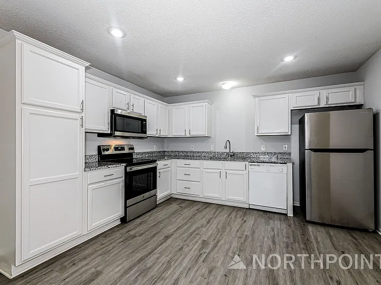305 NW Woodbury Dr — Photo 8