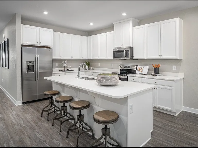 211 Pryor Dr — Photo 1