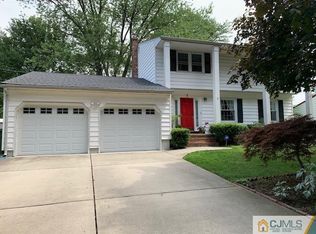 7 Mayling Ct, Edison, NJ 08837