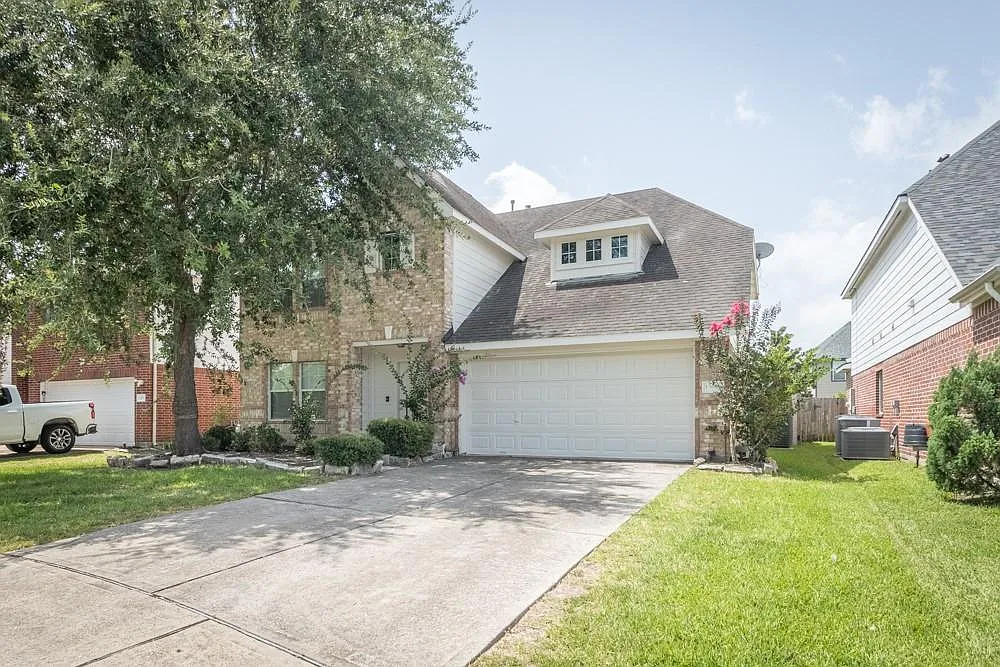 5 bed, 3.0 bath, 2324 sqft, $2,500 — Photo 2