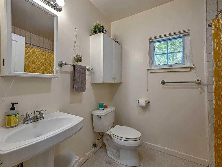 33 Redwood Ave — Photo 2