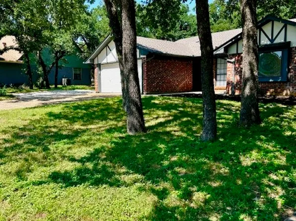 320 Woodard Ln, Azle, TX 76020