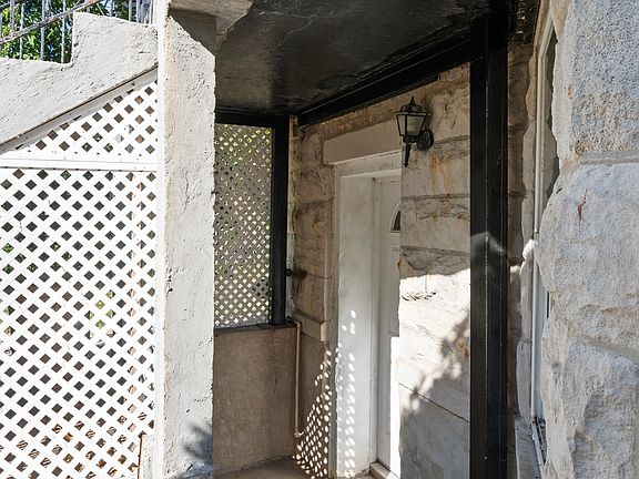 5th image of 1321 N Avers Ave