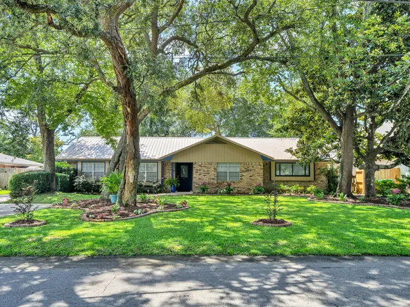 726 Powell Dr NE, Fort Walton Beach, FL 32547