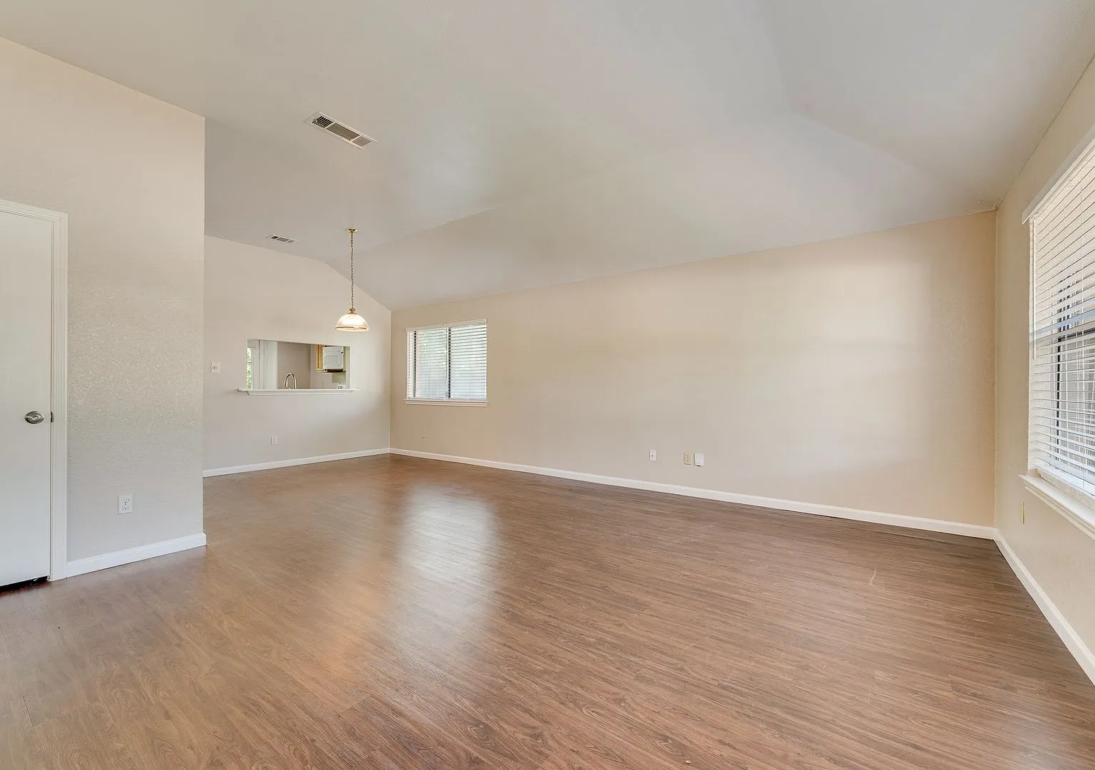 Availalbe Now 3 Bedroom 2 Bath Duplex In Euless — Photo 3