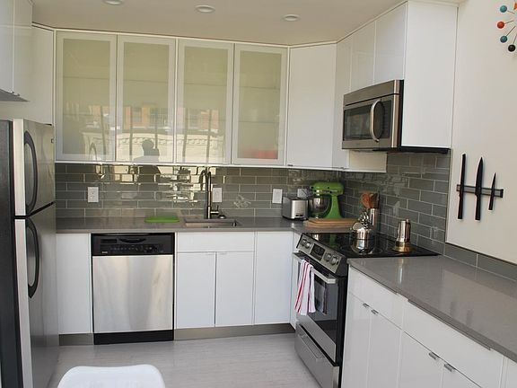 Chefs kitchen with caesarstone counters, stainless steel app