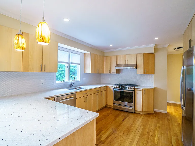 300 Adams St — Photo 8