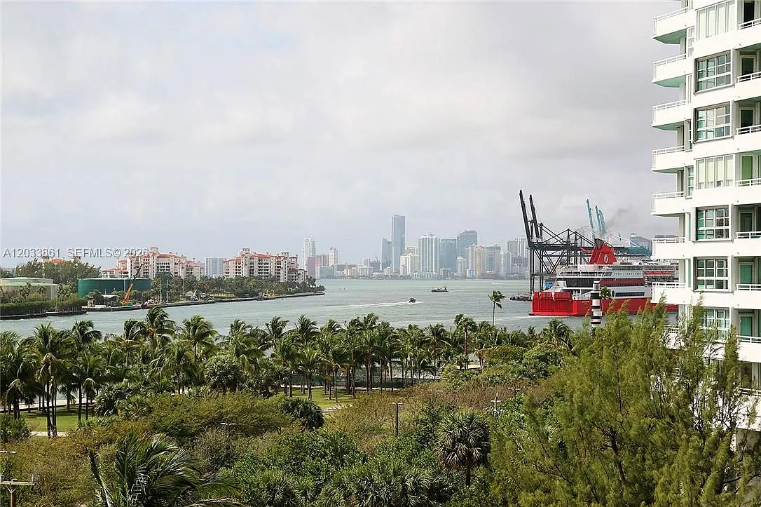Continuum On South Beach — Photo 1