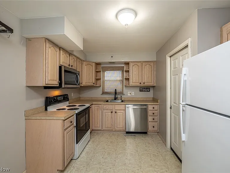 8221 Pelham Dr — Photo 7