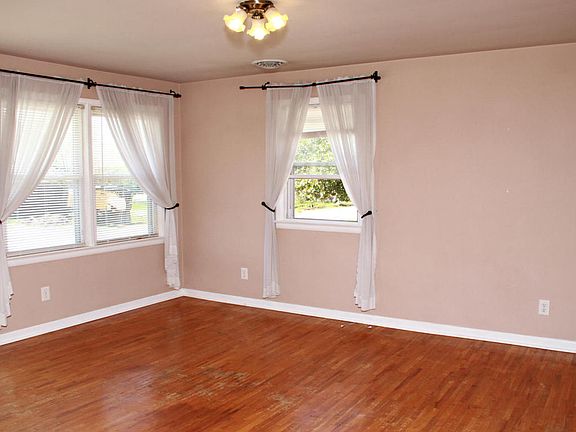 3rd image of 321 W Jefferson St