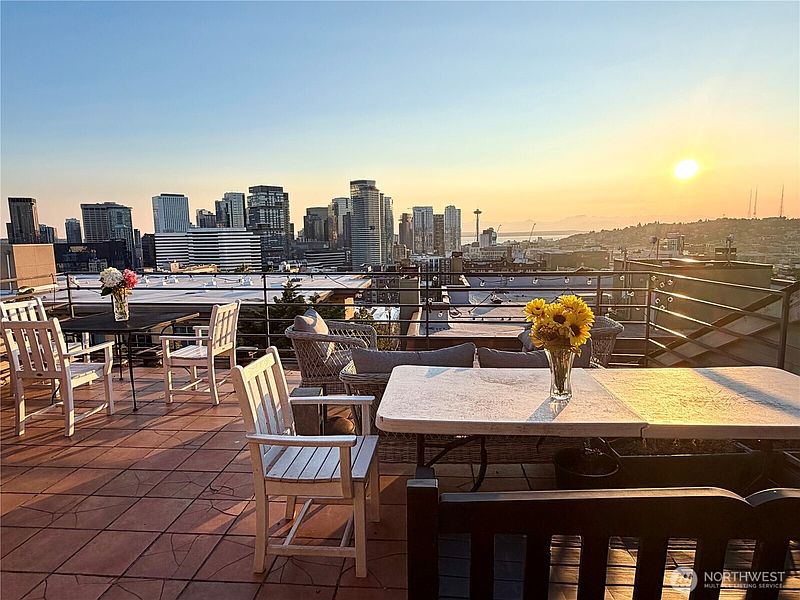 3rd image of 712 E Denny Way #401