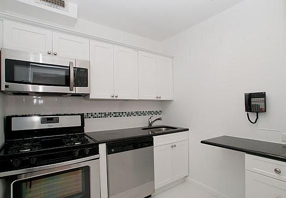 3rd image of 117 E 57th St APT 35G