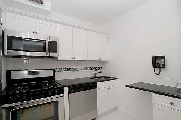 Rented by Domus Realty | media 3