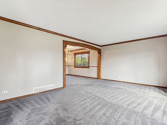4th image of 28W118 Elm Dr