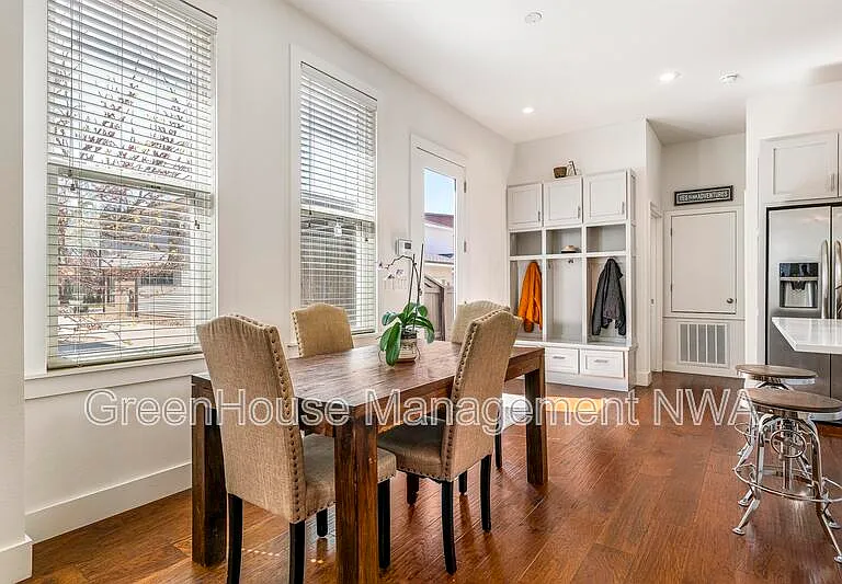 636 SW B St — Photo 10