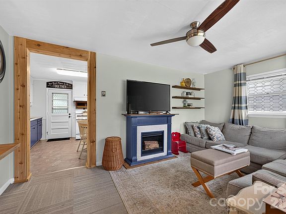 5th image of 1063 14th Ave NW