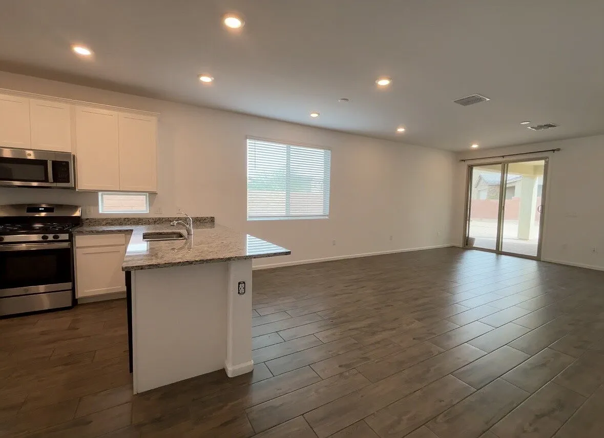 5 bed, 3.0 bath, 1939 sqft, $2,395 — Photo 4