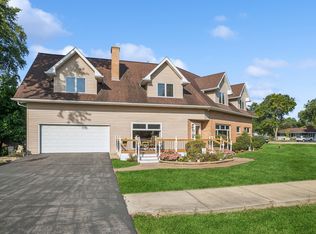 210 Valley Rd, Roselle, IL 60172