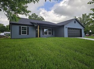 215 W Cofield St, Aurora, MO 65605