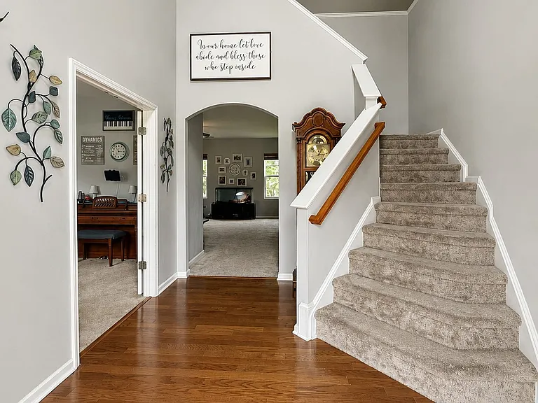 481 Highgrove Dr — Photo 2