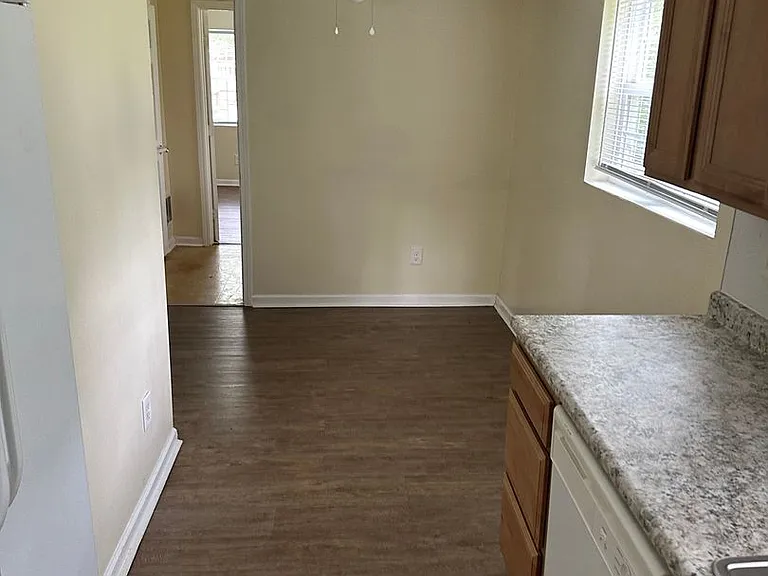 523 Hilltop Dr — Photo 14