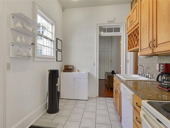 3rd image of 1137 Burgundy St #1137