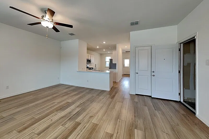 3 bed, 2.0 bath, 1442 sqft, $2,150 — Photo 2