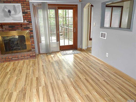 4th image of 49 Patchogue Dr