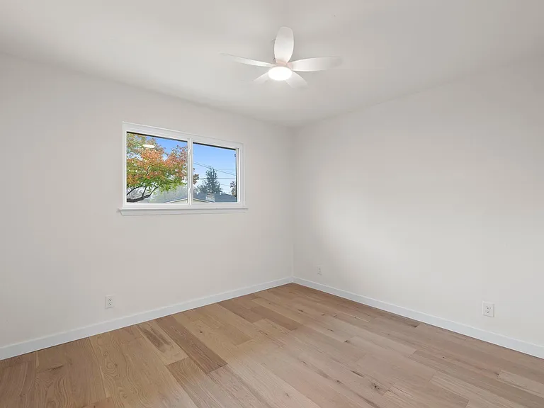 902 Warrington Dr — Photo 12