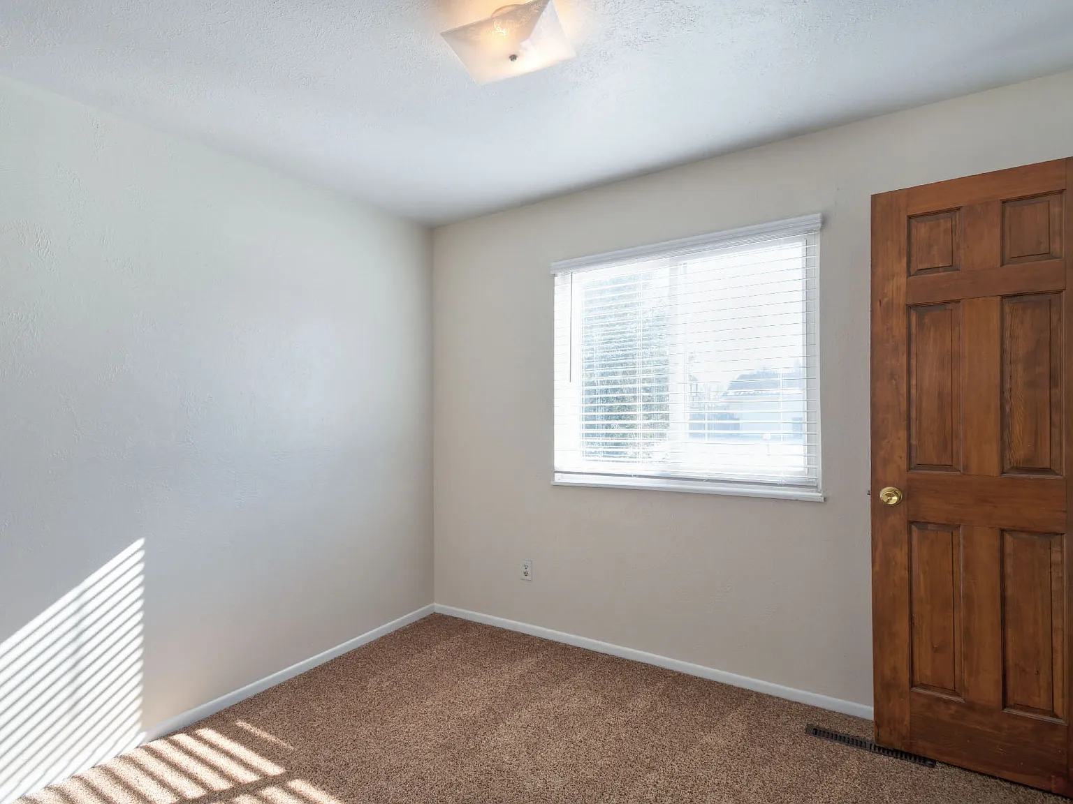 5 bed, 1886 sqft, $2,200 — Photo 3