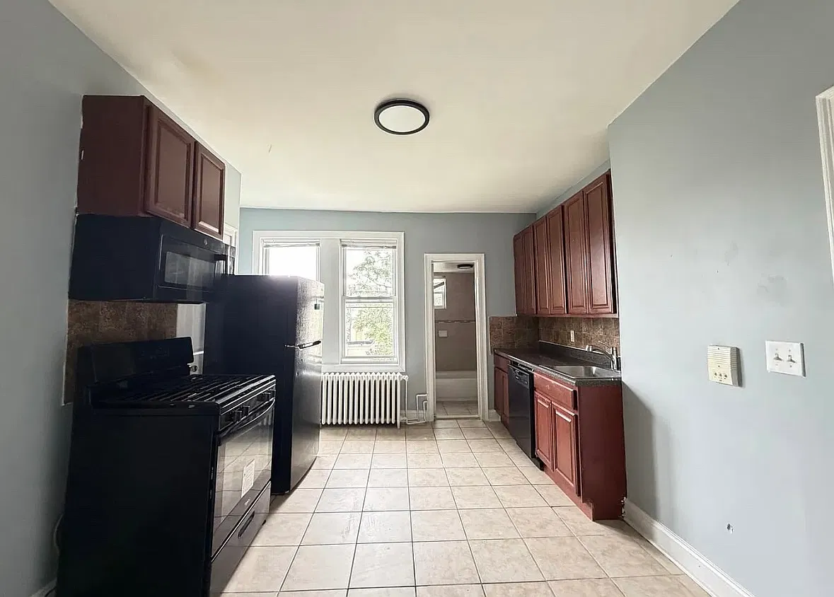 2 bed, 800 sqft, $1,900 — Photo 1