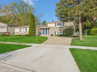 2402 N Champlain St, Arlington Heights, IL 60004