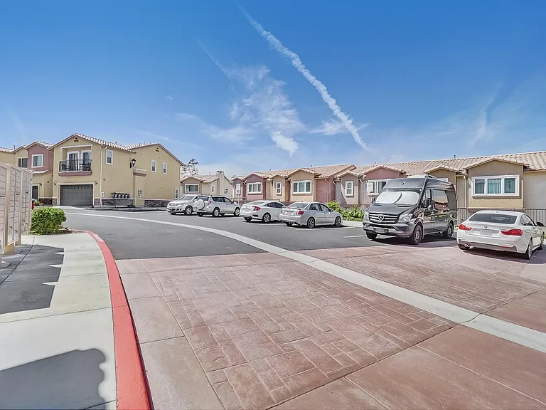 15395 Lotus Cir — Photo 40