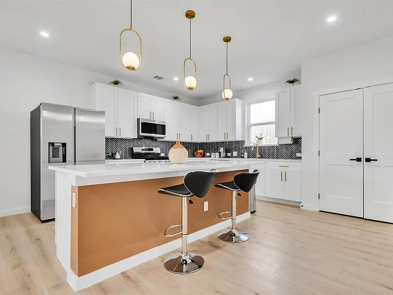 2307 Lathan Ln — Photo 6
