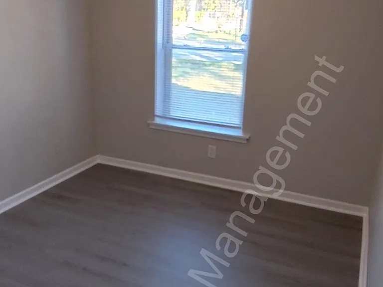 107 Loraine Rd — Photo 3