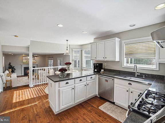 4th image of 4901 Hornbeam Dr