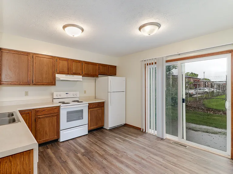 Rainbow Court Townhomes — Photo 4