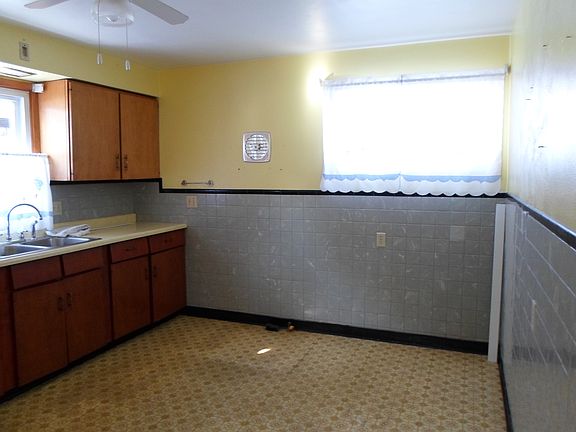 4th image of 139 N 21st St