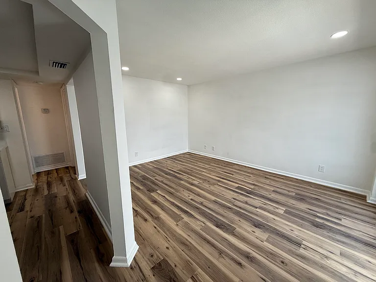 1534 SE 15th St #8 — Photo 8