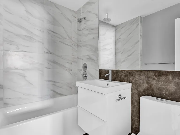 2824 S Redondo Blvd — Photo 4