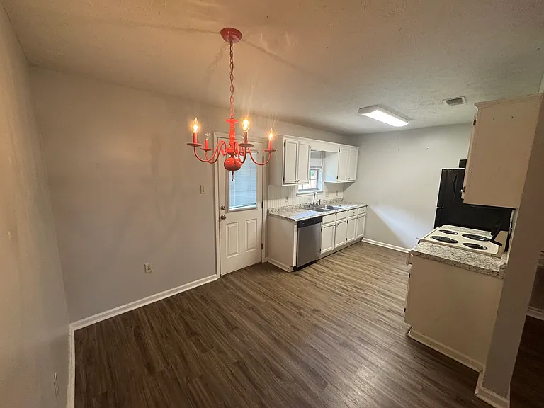 1535 Southern Hills Dr — Photo 3