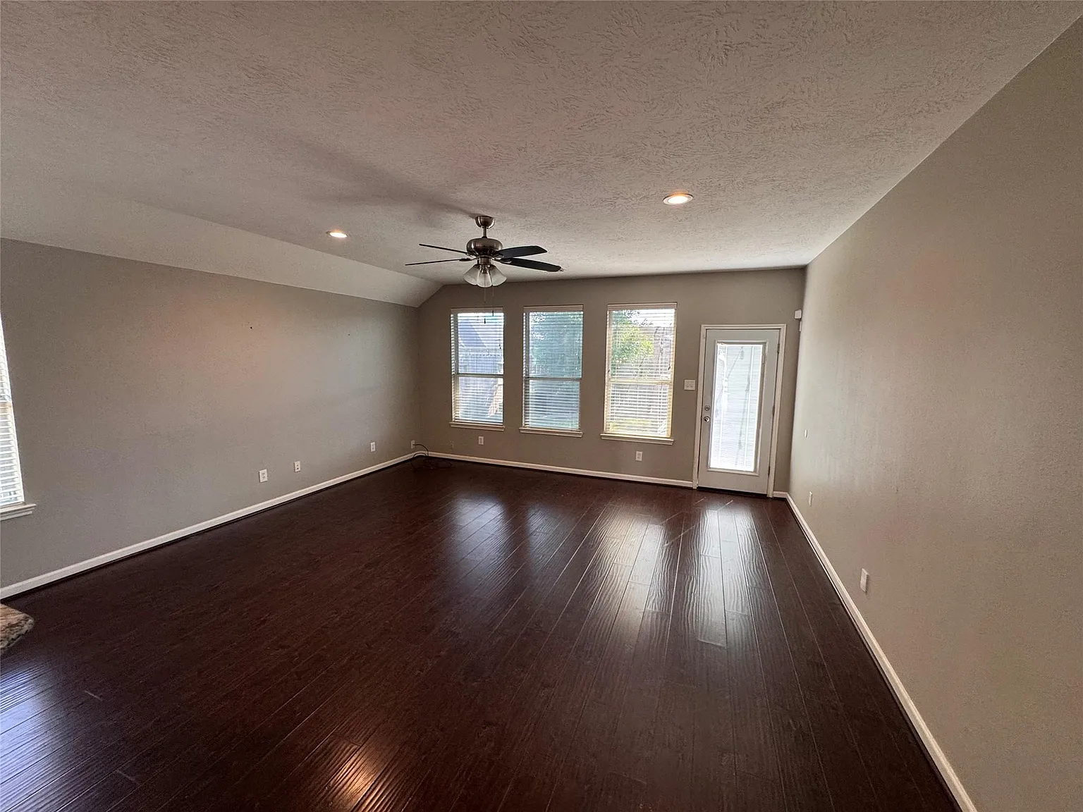 3 bed, 2.0 bath, 2122 sqft, $2,400 — Photo 4