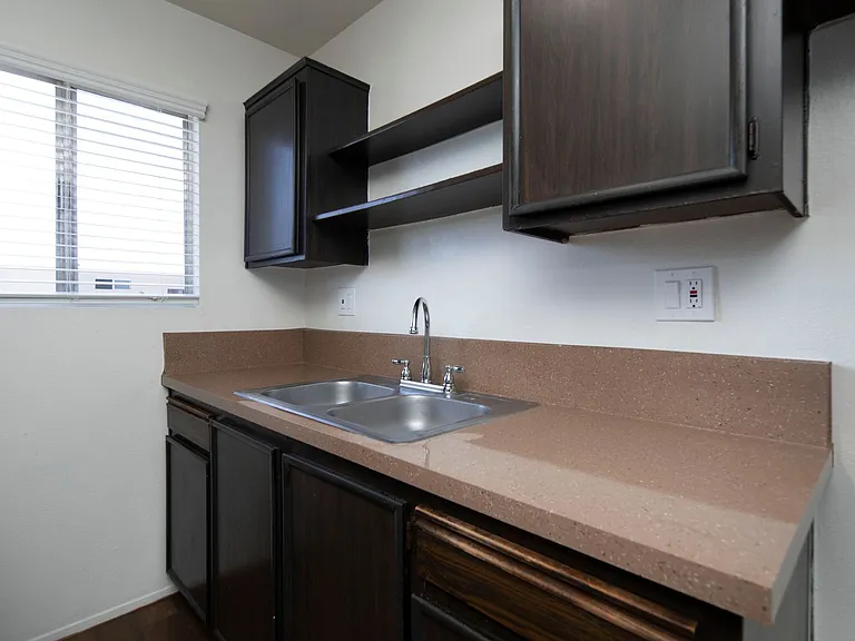 Lakeshore Villa Apartments — Photo 3
