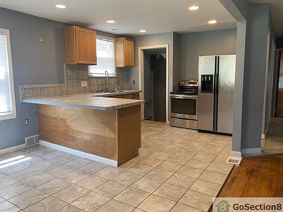 3rd image of 5591 Somerset Ave