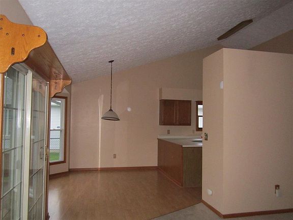 3rd image of 305 N Maude Dr E