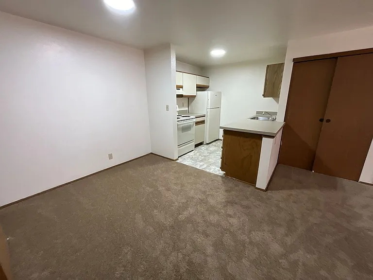 Park Royal Apartments — Photo 14