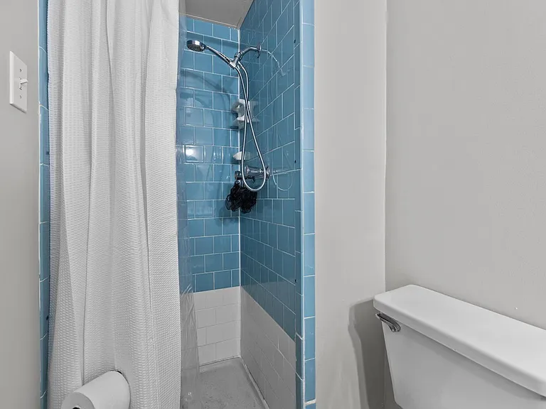 1100 Clarendon St #204 — Photo 17