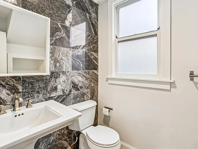 612 Alabama Ave SE — Photo 20