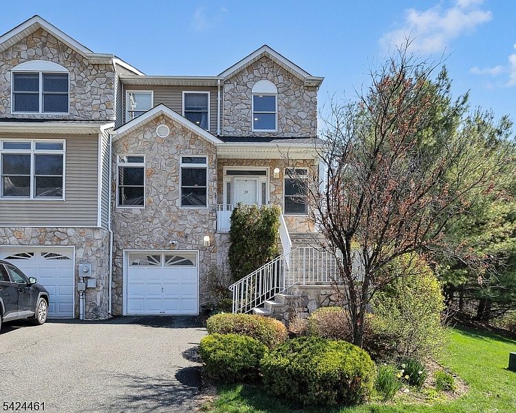 1st image of 39 Autumn Ridge Rd